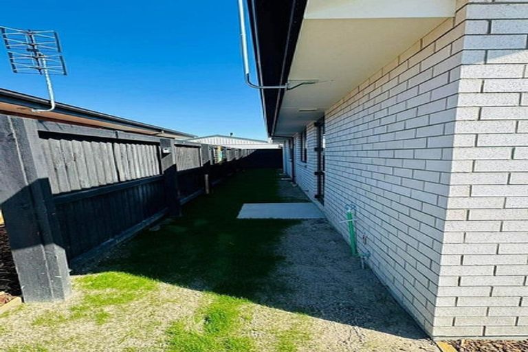 Photo of property in 17 Akoranga Place, Hornby, Christchurch, 8042