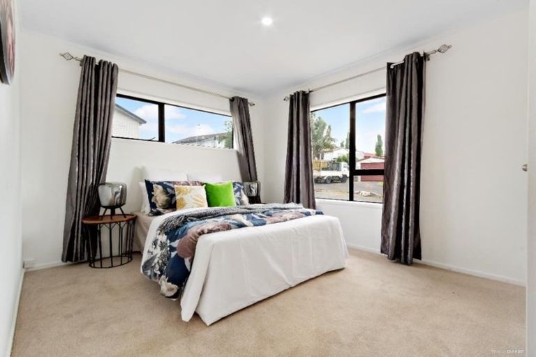 Photo of property in 1/73 Etherton Drive, Weymouth, Auckland, 2103