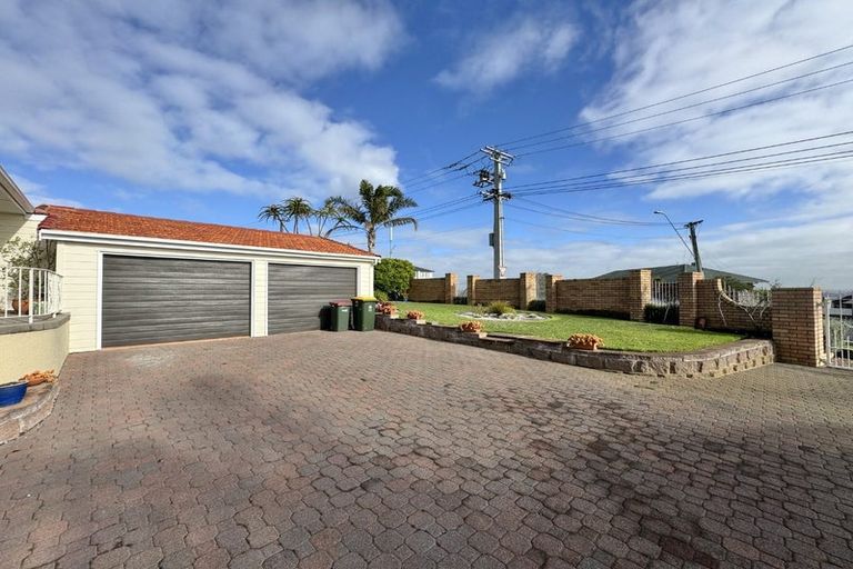 Photo of property in 107 Bleakhouse Road, Mellons Bay, Auckland, 2014