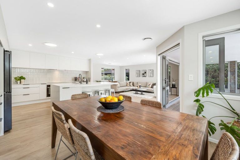 Photo of property in 100 Beach Road, Mellons Bay, Auckland, 2014