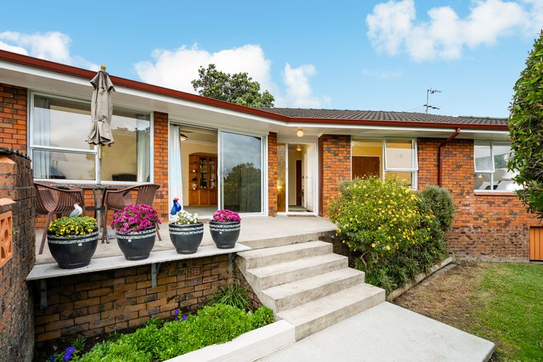 Photo of property in 17 Scanlen Terrace, Kelston, Auckland, 0602