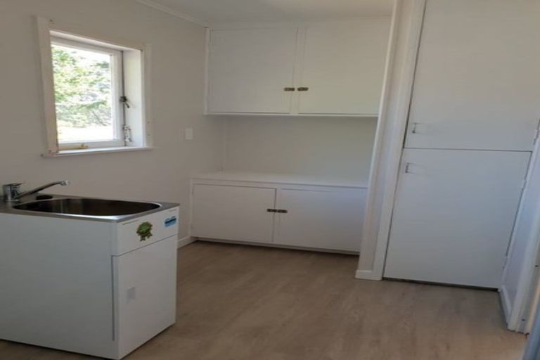 Photo of property in 2/9 Lex Avenue, Green Bay, Auckland, 0604