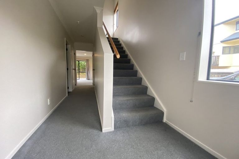 Photo of property in 2 Stella Grove, Newlands, Wellington, 6037