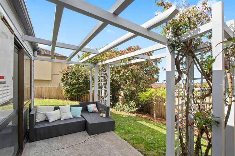Photo of property in 1/6 Glucina Avenue, West Harbour, Auckland, 0618