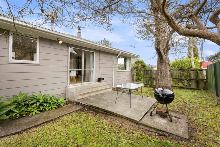 Photo of property in 48 Harmel Road, Glendene, Auckland, 0602