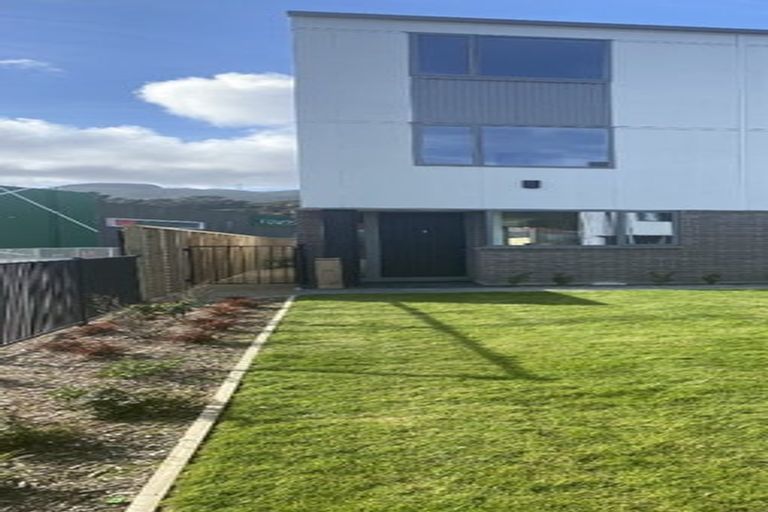 Photo of property in 1 Ara Paiwhenua, Tawa, Wellington, 5028