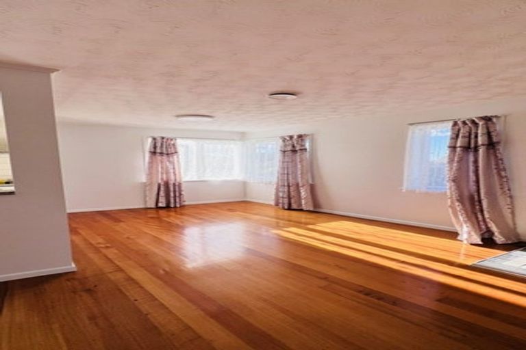 Photo of property in 50 Buscomb Avenue, Henderson, Auckland, 0610