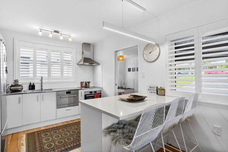 Photo of property in 2/35 Rangitoto Terrace, Milford, Auckland, 0620