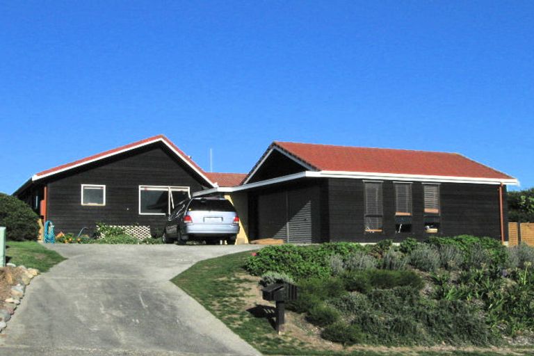 Photo of property in 20 Sunset Terrace, Waikanae Beach, Waikanae, 5036