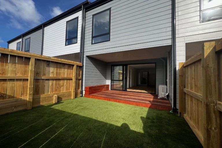 Photo of property in 4/21 Divich Avenue, Te Atatu South, Auckland, 0610