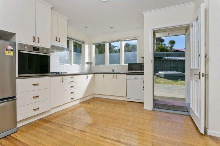 Photo of property in 40 Bond Crescent, Forrest Hill, Auckland, 0620