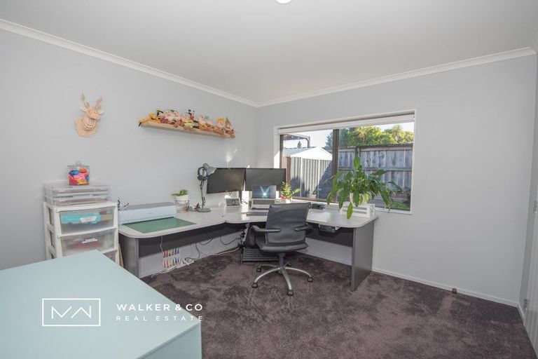 Photo of property in 22 James Nairn Grove, Riverstone Terraces, Upper Hutt, 5018