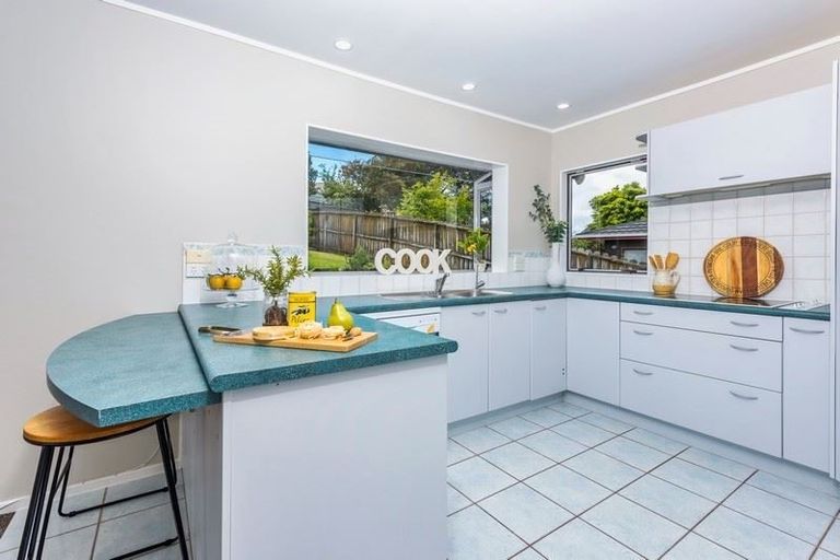 Photo of property in 13 Lagoon Way, West Harbour, Auckland, 0618