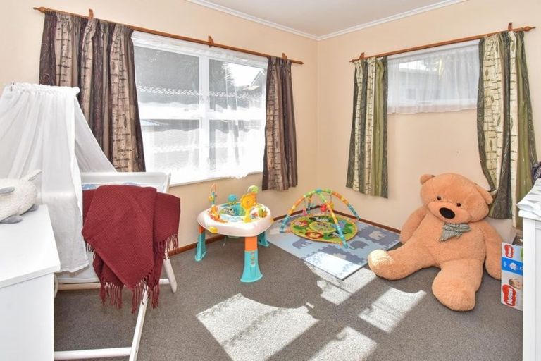 Photo of property in 24 Waterview Road West, Stanley Point, Auckland, 0624