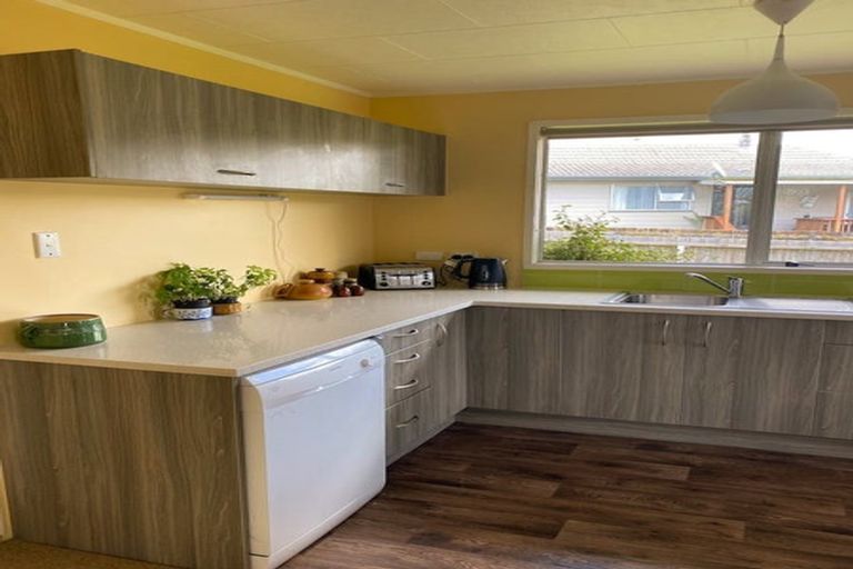 Photo of property in 42 Claverdon Drive, Massey, Auckland, 0614