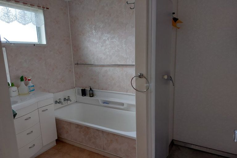 Photo of property in 14 Curlew Place, One Tree Point, 0118