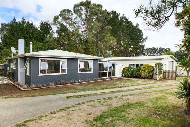 Photo of property in 1112 Rangiotu Road, Rangiotu, Palmerston North, 4477