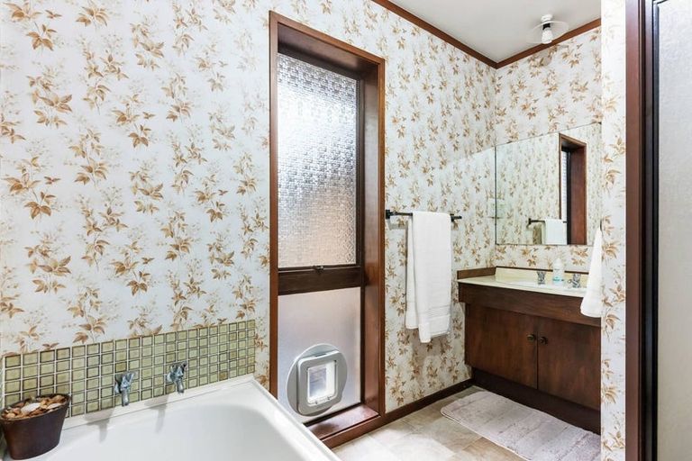 Photo of property in 15 Mark Edward Drive, Half Moon Bay, Auckland, 2012