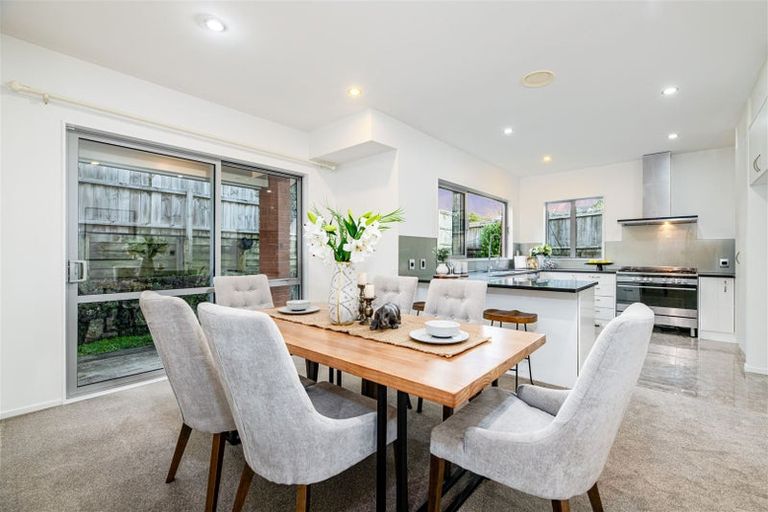 Photo of property in 17 Midhurst Avenue, Henderson, Auckland, 0612