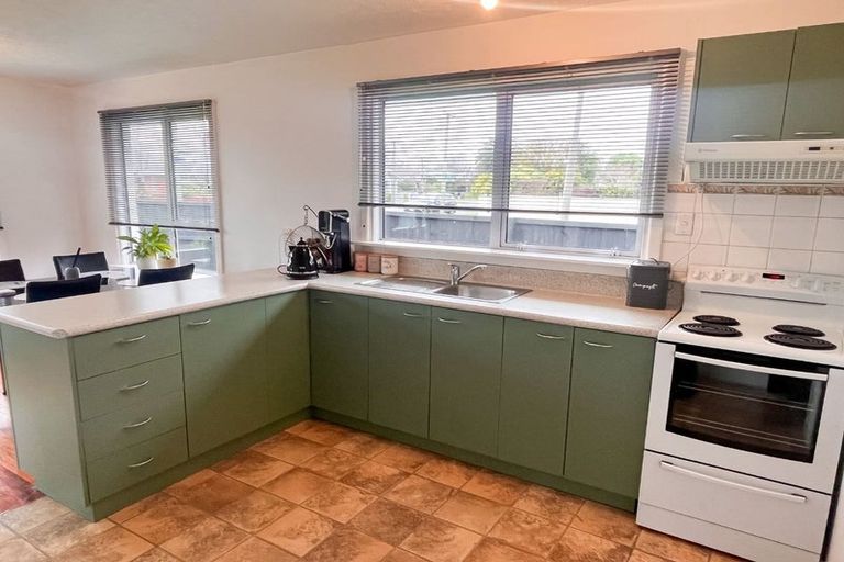 Photo of property in 16 Daniels Road, Redwood, Christchurch, 8051