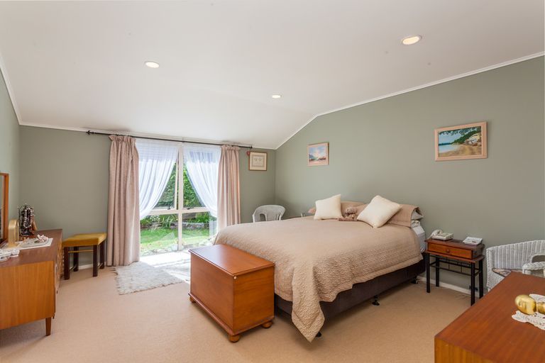 Photo of property in 22 Sherrybrooke Place, Sunnyvale, Auckland, 0612