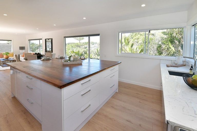 Photo of property in 13 Woodcote Drive, Glenfield, Auckland, 0629