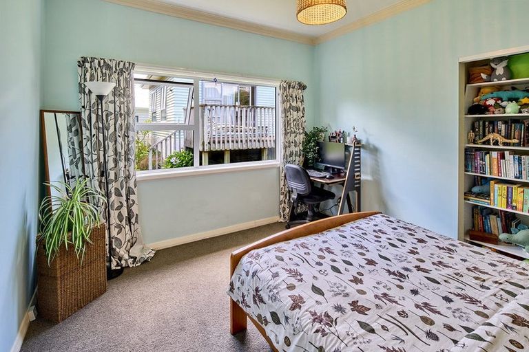 Photo of property in 35 Lincoln Avenue, Tawa, Wellington, 5028