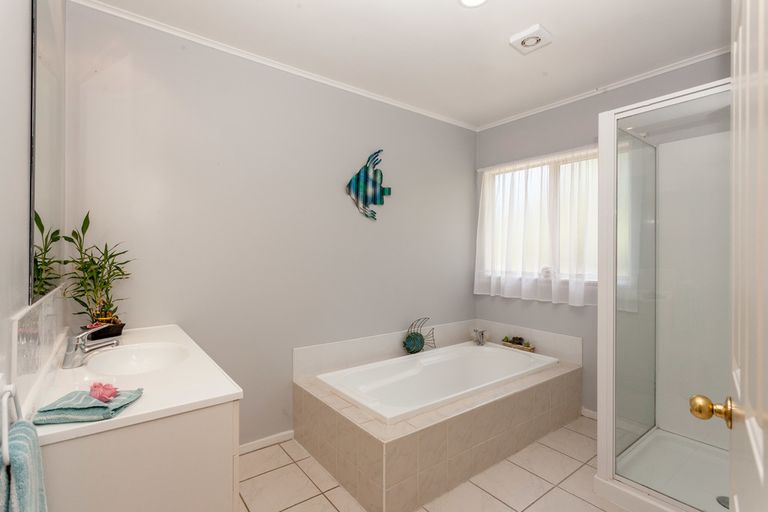 Photo of property in 22 Sherrybrooke Place, Sunnyvale, Auckland, 0612