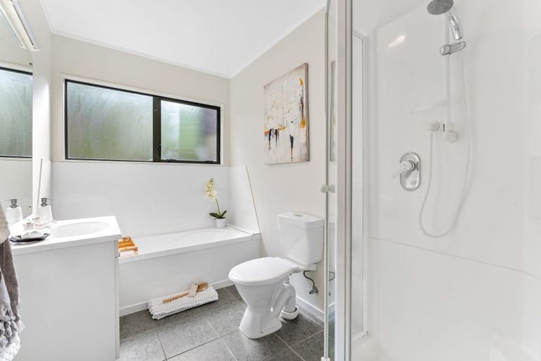 Photo of property in 2/21 Tobruk Crescent, Milford, Auckland, 0620