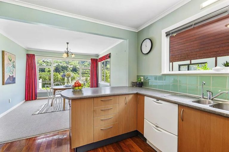 Photo of property in 28 Hinau Street, Tawa, Wellington, 5028
