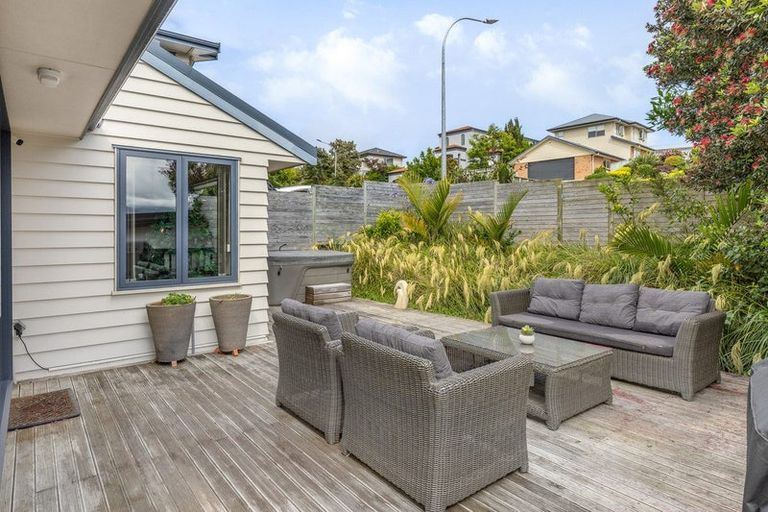 Photo of property in 17 Endeavour Drive, Whitby, Porirua, 5024