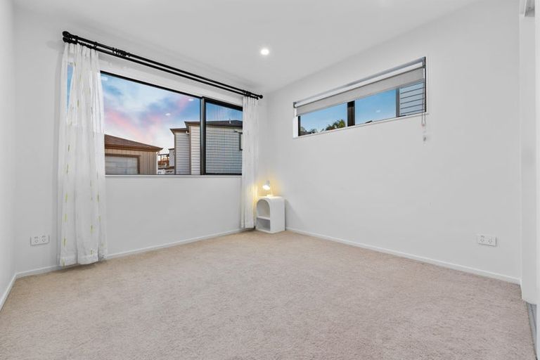 Photo of property in 152b Luckens Road, West Harbour, Auckland, 0618