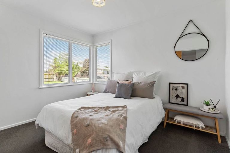 Photo of property in 70 Edgewater Drive, Pakuranga, Auckland, 2010