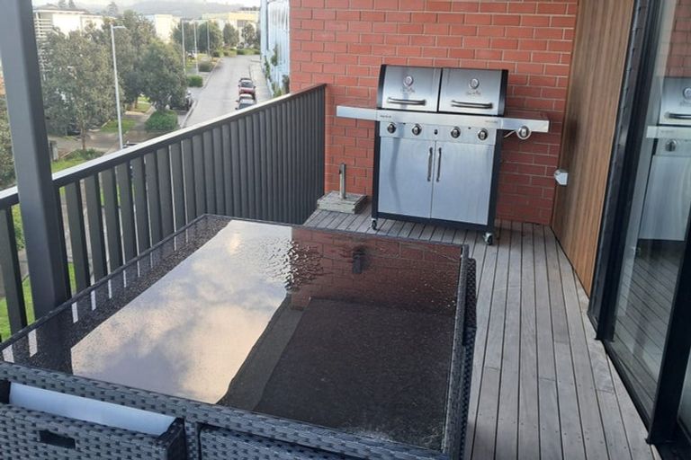 Photo of property in 4/85 Bomb Point Drive, Hobsonville, Auckland, 0616