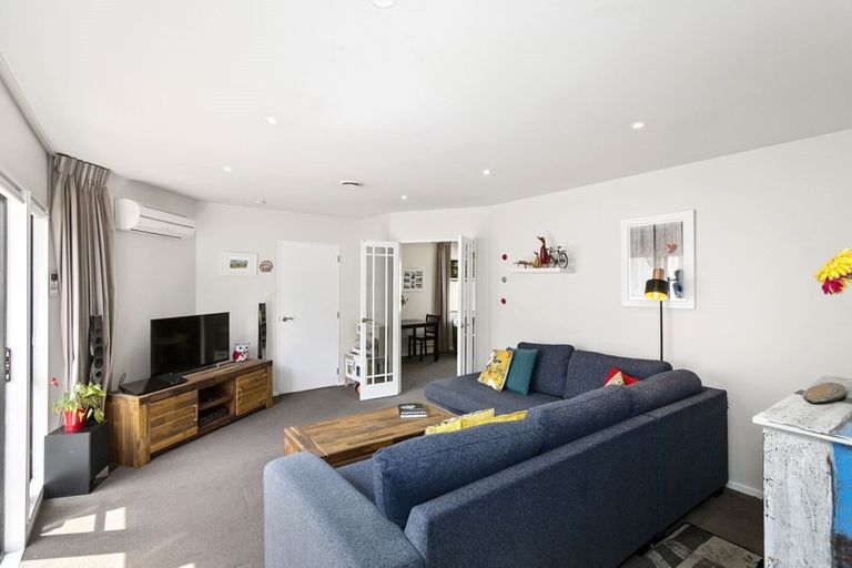 Photo of property in 1b Romney Square, Tawa, Wellington, 5028