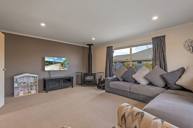 Photo of property in 6 Orlando Way, Kelvin Grove, Palmerston North, 4414