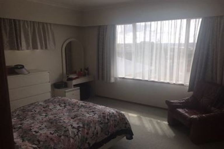 Photo of property in 2/50 Sunset Road, Unsworth Heights, Auckland, 0632