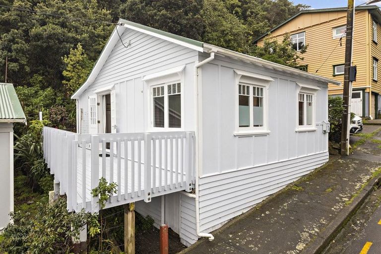 Photo of property in 2 Linwood Way, Island Bay, Wellington, 6023