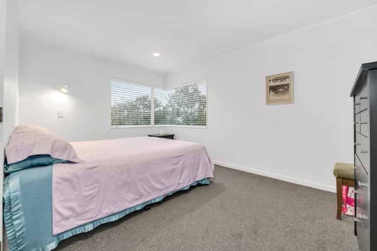 Photo of property in 18 Marina View Drive, West Harbour, Auckland, 0618