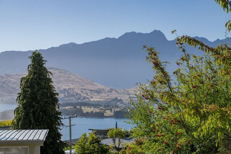 Photo of property in 6 Wynyard Crescent, Fernhill, Queenstown, 9300