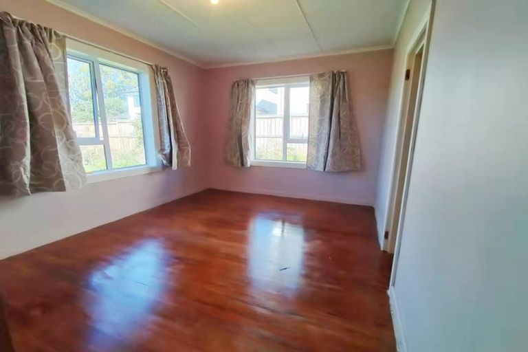 Photo of property in 8 Armstrong Place, New Lynn, Auckland, 0600