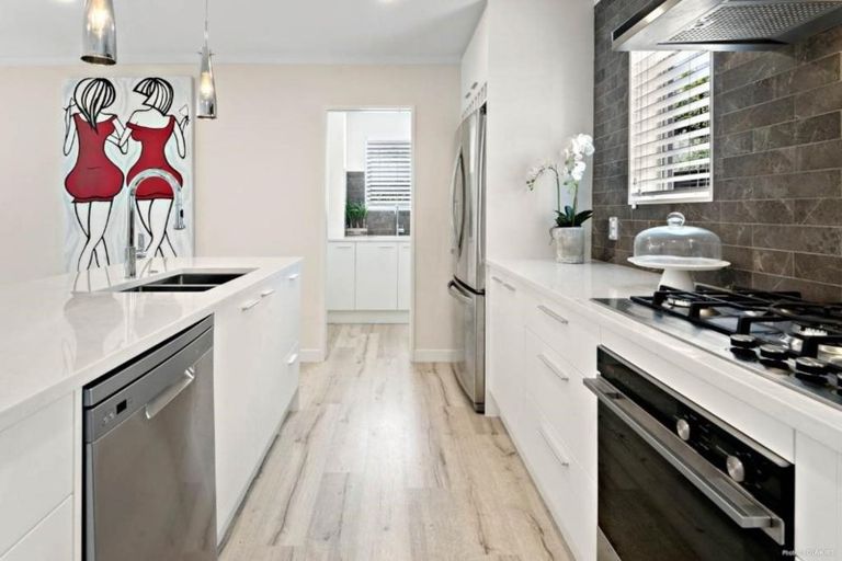 Photo of property in 22 Syd Grant Crescent, Orewa, 0931