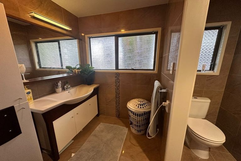 Photo of property in 9 Gwenand Place, Botany Downs, Auckland, 2010