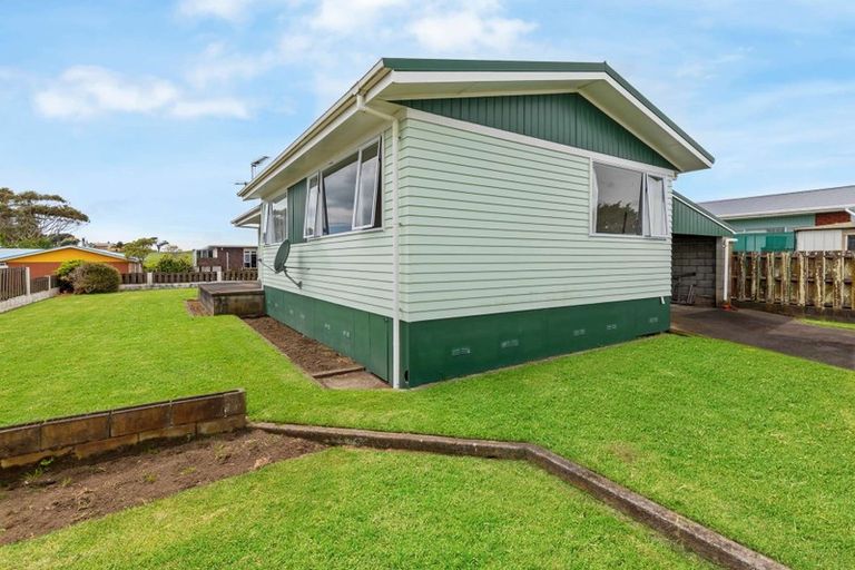 Photo of property in 32 Clifton Drive, Waitara, 4320
