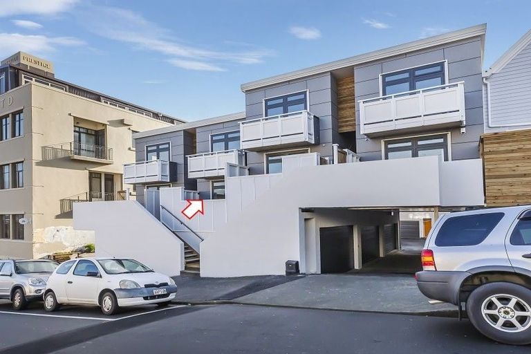 Photo of property in Pirie Street Townhouses, 2/35 Pirie Street, Mount Victoria, Wellington, 6011