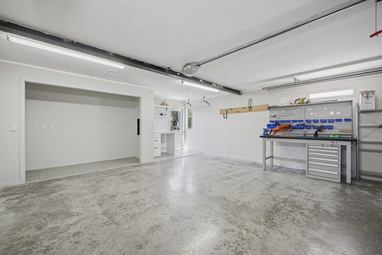 Photo of property in 9 Bennett Grove, Newlands, Wellington, 6037