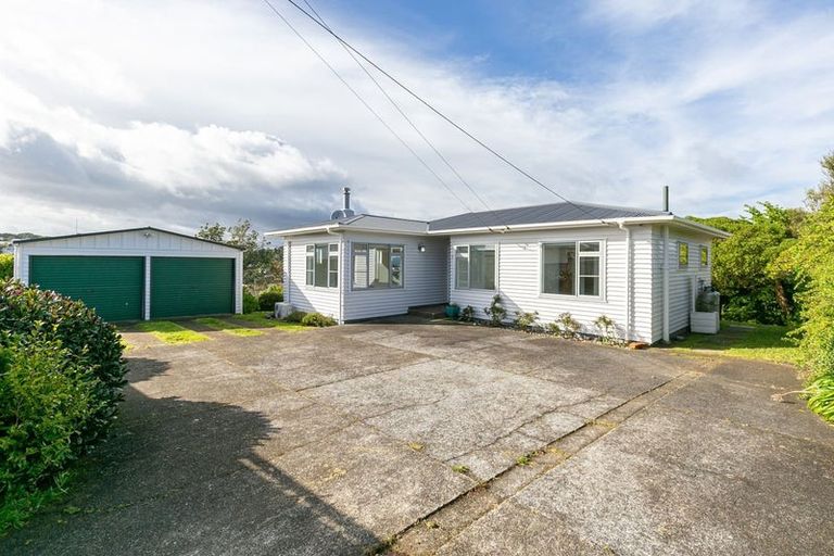 Photo of property in 86 Ruskin Road, Newlands, Wellington, 6037