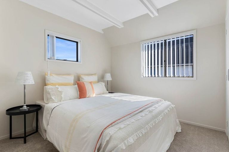 Photo of property in 1/13 Challen Close, Conifer Grove, Takanini, 2112