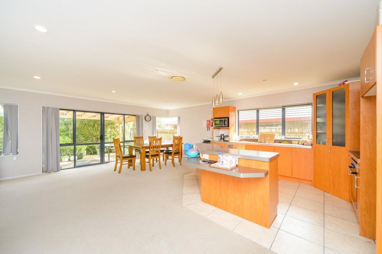 Photo of property in 114 Ruapehu Drive, Fitzherbert, Palmerston North, 4410