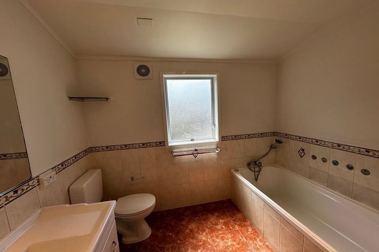 Photo of property in 2/88 Aviemore Drive, Highland Park, Auckland, 2010